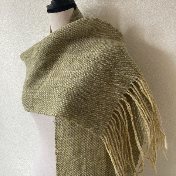 VINTAGE & HANDWOVEN green 🍐 & gold & cream wool scarf - Picture 3 of 7